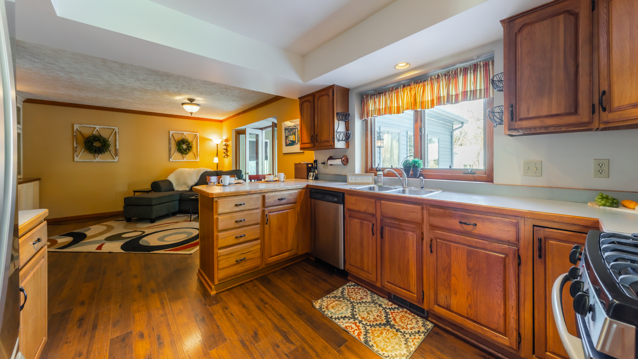 Stainless steel appliances, breakfast nook, great flow...